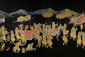 Tác phẩm sơn mài "Vinh quy bái tổ", kích thước 90x260 cm, của họa sĩ Nguyễn Khang (1911-1989).