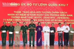 Trung tướng Nguyễn Trường Thắng, Tư lệnh Quân khu 7 và Phó Chủ tịch Ủy ban nhân dân tỉnh Đồng Nai Nguyễn Thị Hoàng với các gia đình chính sách.