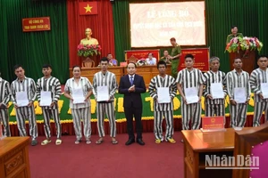 Phó Chánh án Tòa án nhân dân Tối cao Nguyễn Quốc Đoàn trao giấy chứng nhận đặc xá cho các phạm nhân.