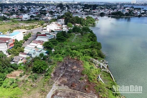 Dấu vết đất đá ngoạm khúc sông vẫn hiện hữu.