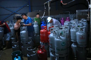 Lực lượng chức năng kiểm đếm số bình gas.