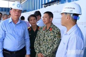 Chủ tịch Ủy ban nhân dân tỉnh Đồng Nai Võ Tấn Đức kiểm tra tiến độ một dự án trọng điểm trên địa bàn.
