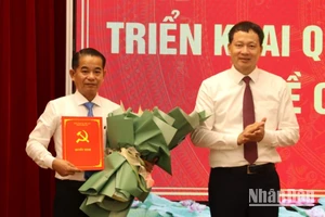 Đồng chí Vũ Hồng Văn, Bí thư Tỉnh ủy Đồng Nai trao quyết định của Ban Bí thư Trung ương Đảng chuẩn y đồng chí Thái Bảo giữ chức Phó Bí thư Tỉnh ủy.