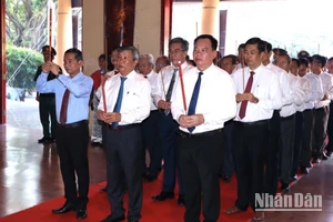 Các đồng chí lãnh đạo tỉnh Đồng Nai dâng hương bày tỏ lòng biết ơn vô hạn, thành kính tưởng nhớ công lao to lớn của Chủ tịch Hồ Chí Minh. 