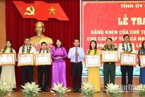 Phó Bí thư Tỉnh ủy, Chủ tịch Hội đồng nhân dân tỉnh Đồng Nai Thái Bảo trao khen thưởng cho các tập thể.