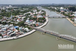 Công trình bờ kè chống sạt lở sông Đồng Nai, đoạn qua thành phố Biên Hòa, đi qua cầu Rạch Cát (cầu đường sắt hơn 100 năm tuổi) và cầu Hiệp Hòa.
