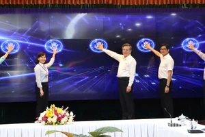 Các đại biểu thực hiện nghi thức Lễ phát động Phong trào “Bình dân học vụ số”.