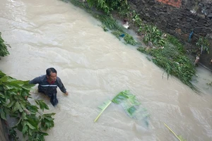 Lực lượng chức năng tìm kiếm nạn nhất mất tích ở suối Cạn.
