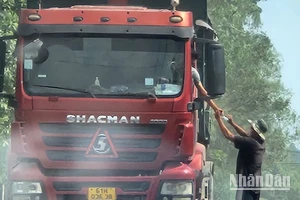 Ngang nhiên thu tiền xe tải tại đường Suối Sao 2, ấp Lộ Đức, xã Hố Nai 3, huyện Trảng Bom, tỉnh Đồng Nai.