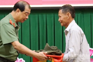 Thiếu tướng Lê Hồng Hiệp, Phó Cục trưởng Cục Công tác chính trị tiếp nhận kỷ vật của liệt sĩ Trần Nguyên Hiện.