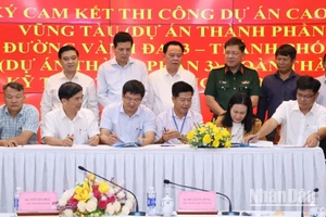 Lãnh đạo Bộ Xây dựng và tỉnh Đồng Nai chứng kiến đại diện các đơn vị tham gia ký kết.