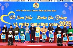 Đại diện lãnh đạo tỉnh Quảng Bình tặng quà Tết cho người lao động.