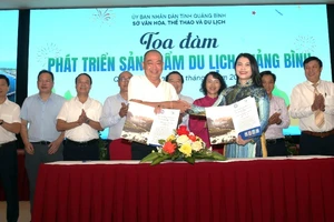 Ký kết hợp tác, liên kết phát triển sản phẩm du lịch giữa Câu lạc bộ lữ hành UNESCO Hà Nội với Trung tâm xúc tiến du lịch Quảng Bình.