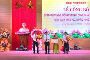 Thừa ủy quyền của Thủ tướng Chính phủ, lãnh đạo tỉnh Quảng Bình trao bằng công nhận thành phố Đồng Hới hoàn thành xây dựng nông thôn mới