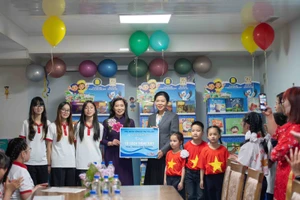 Phu nhân Ngô Phương Ly tặng Tủ sách Tiếng Việt cho lớp học.