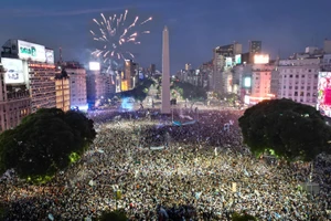 Người Argentina ngây ngất sau chiến thắng kịch tính của Messi và đồng đội trên chấm luân lưu trong trận chung kết World Cup 2022, qua đó đưa đội bóng Nam Mỹ lên đỉnh thế giới. (Ảnh: Telam)