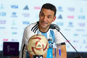 Huấn luyện viên Lionel Scaloni phát biểu trong cuộc họp báo sau khi Argentina vô địch World Cup. (Ảnh: Reuters)