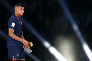 Kylian Mbappe nhận giải Chiếc giày vàng trong lễ trao cúp vô địch World Cup 2022. (Ảnh: Reuters)