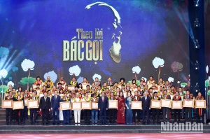 [Ảnh] Thủ tướng Phạm Minh Chính dự Hội nghị biểu dương, tôn vinh điển hình tiên tiến toàn quốc