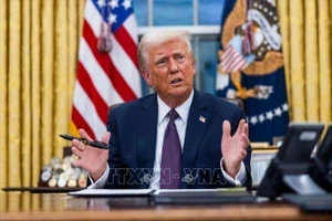 Tân Tổng thống Mỹ Donald Trump ký các sắc lệnh sau lễ nhậm chức tại Washington, DC ngày 20/1/2025. (Ảnh: Getty Images/TTXVN)