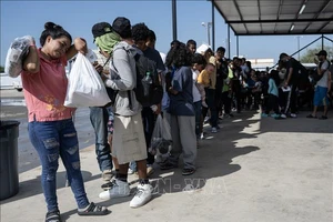 Người di cư chờ lên xe buýt để được trung chuyển khỏi bang Texas, Mỹ. (Ảnh minh họa: AFP/TTXVN)