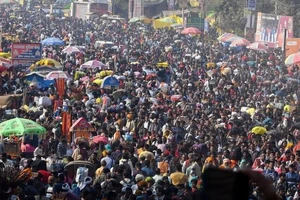 Những người hành hương tham gia lễ hội tôn giáo Kumbh Mela ở thành phố Prayagraj, Ấn Độ. (Ảnh: ANI/TTXVN)