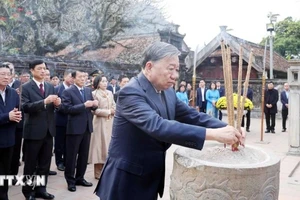 Tổng Bí thư Tô Lâm và đoàn công tác Trung ương dâng hương tại Đền thờ Vua Đinh Tiên Hoàng. (Ảnh: TTXVN)