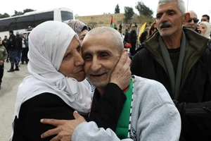 Người thân đón các tù nhân Palestine được trả tự do tại thành phố Ramallah, Khu Bờ Tây, ngày 1/2/2025. (Ảnh: THX/TTXVN)