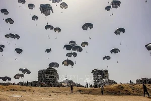 Hàng viện trợ nhân đạo được thả xuống miền bắc Dải Gaza ngày 23/4/2024. (Ảnh: AFP/TTXVN)