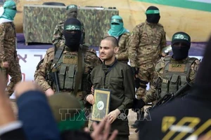 Lực lượng Hamas trao trả con tin Israel tại trại tị nạn al-Nuseirat, miền trung Dải Gaza ngày 22/2/2025. (Ảnh: THX/TTXVN)