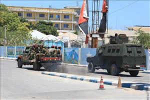 Binh sĩ Somalia tuần tra gần hiện trường vụ tấn công nhằm vào khách sạn ở Mogadishu, Somalia, ngày 15/3/2024. (Ảnh tư liệu minh họa: AFP/TTXVN)