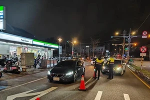 Cảnh sát thành phố Đào Viên lập trạm kiểm soát trên đường phố. (Ảnh minh họa: Sở cảnh sát thành phố Đào Viên) 