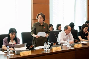 Đại biểu Lò Thị Luyến, Phó Trưởng Đoàn chuyên trách phụ trách Đoàn đại biểu Quốc hội tỉnh Điện Biên phát biểu. (Ảnh: quochoi.vn) 