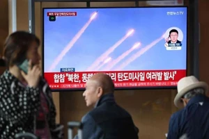 Người dân tại Seoul, Hàn Quốc theo dõi qua truyền hình vụ phóng tên lửa của Triều Tiên, ngày 8/5/2025. (Ảnh: New Straits Times/TTXVN)