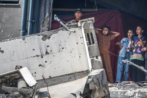 Người dân Palestine tại một địa điểm phân phối viện trợ sau cuộc không kích của Israel vào Gaza, ngày 10/5/2025. (Ảnh: Xinhua)