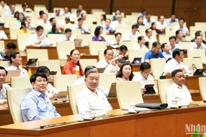 Lãnh đạo Đảng, Nhà nước cùng các đại biểu Quốc hội làm việc tại hội trường. (Ảnh: BÙI GIANG) 