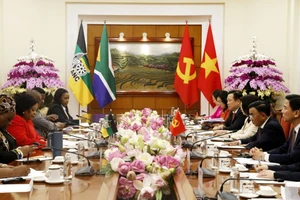 Thường trực Ban Bí thư Trần Cẩm Tú hội đàm với Phó Tổng Thư ký thứ nhất Đảng Đại hội dân tộc Phi (ANC) Nomvula Mokonyane. (Ảnh: Cổng thông tin điện tử Chính phủ) 