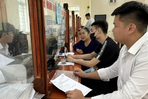 Người dân thực hiện các thủ tục hành chính. (Ảnh minh họa: TTXVN) 
