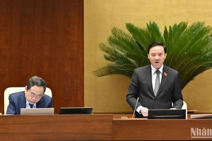 Phó Chủ tịch Quốc hội Nguyễn Khắc Định điều hành phiên họp. (Ảnh: THỦY NGUYÊN) 