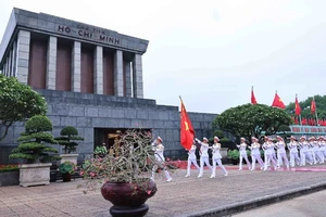 Sáng 19/5/2025, Lễ chào cờ và cử Quốc thiều được tổ chức thiêng liêng và đặc biệt tại Quảng trường Ba Đình lịch sử nhân dịp kỷ niệm 135 năm Ngày sinh Chủ tịch Hồ Chí Minh (19/5/1890-19/5/2025). (Ảnh: TTXVN) 