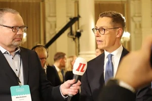Ông Alexander Stubb (bên phải) trong một cuộc phỏng vấn tại Helsinki, Phần Lan, ngày 11/2/2024. (Ảnh: Xinhua) 