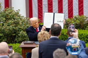 Tổng thống Mỹ Donald Trump giới thiệu sắc lệnh hành pháp về "thuế quan đối ứng" tại Vườn hồng của Nhà trắng ở Washington, D.C., Mỹ, ngày 2/4/2025. (Ảnh: Xinhua) 