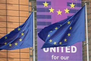 Cờ của Liên minh châu Âu bên ngoài Tòa nhà Berlaymont, trụ sở Ủy ban châu Âu tại Brussels, Bỉ. (Ảnh minh họa: Xinhua) 