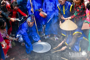[Ảnh] Đầu xuân, tới Thị Cấm xem kéo lửa, thổi cơm thi