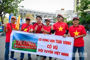 Cổ động viên "hâm nóng" sân Rajamangala trước trận chung kết Việt Nam-Thái Lan