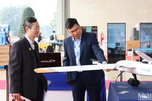 Ông Tạ Ngọc Thanh, Giám đốc Trung tâm Nghiên cứu và Phát triển (R&D) - HTI Group giới thiệu về dòng UAV HORUS tại Diễn đàn Quốc gia về doanh nghiệp công nghệ số lần thứ VI.