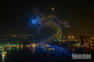 [Ảnh] Drone Lighting tại Hòa nhạc Ánh sáng "họa hình di sản" trên trời đêm Hà Nội