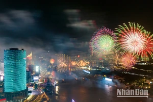 Đúng 21 giờ ngày 30/4, pháo hoa được bắn lên bầu trời Thành phố Hồ Chí Minh, mừng 50 năm Ngày Giải phóng miền nam, thống nhất đất nước. (Ảnh THẾ ĐẠI/nhandan.vn)