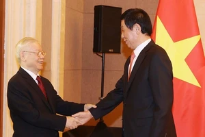 Tổng Bí thư Nguyễn Phú Trọng hội kiến Chủ tịch Quốc hội Trung Quốc Lật Chiến Thư. (Ảnh: Trí Dũng/TTXVN)