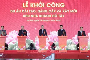 Tổng Bí thư Tô Lâm và các đại biểu thực hiện nghi thức khởi công. (Ảnh: Thống Nhất/TTXVN)